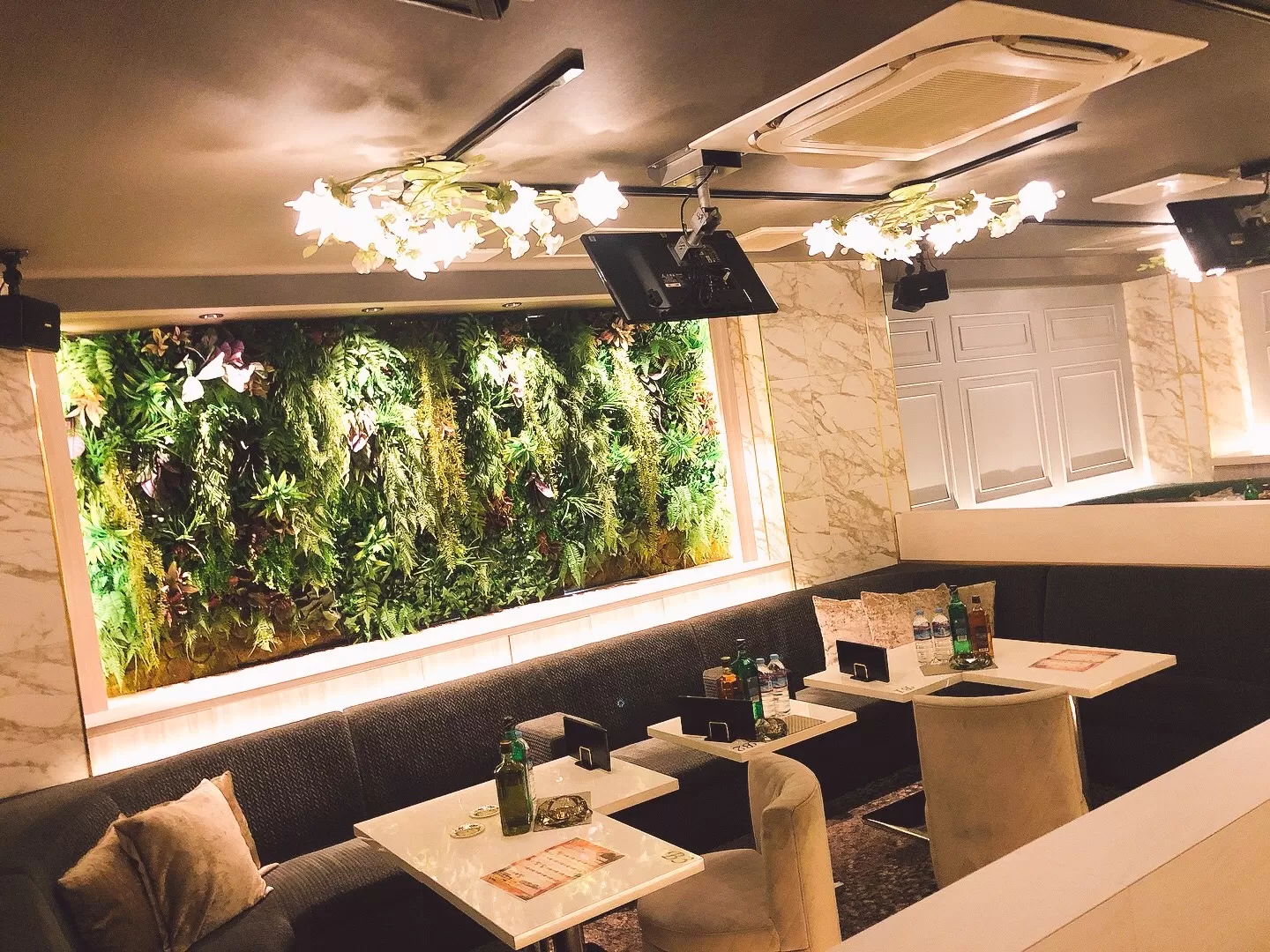 Nightplace ELM Gardenの店内写真