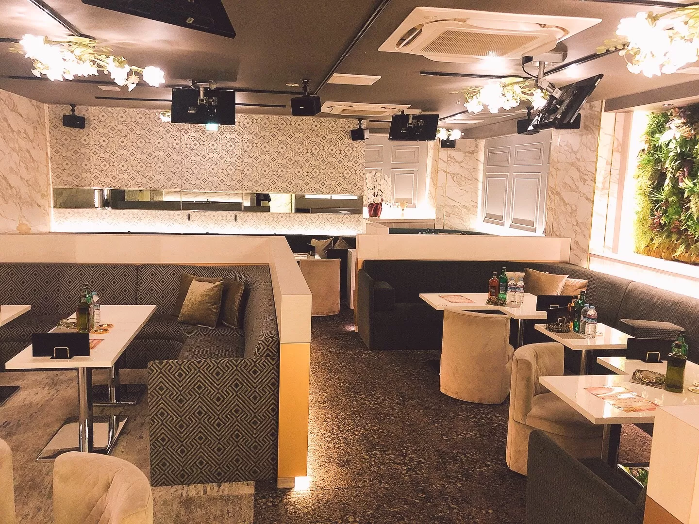 Nightplace ELM Gardenの店内写真