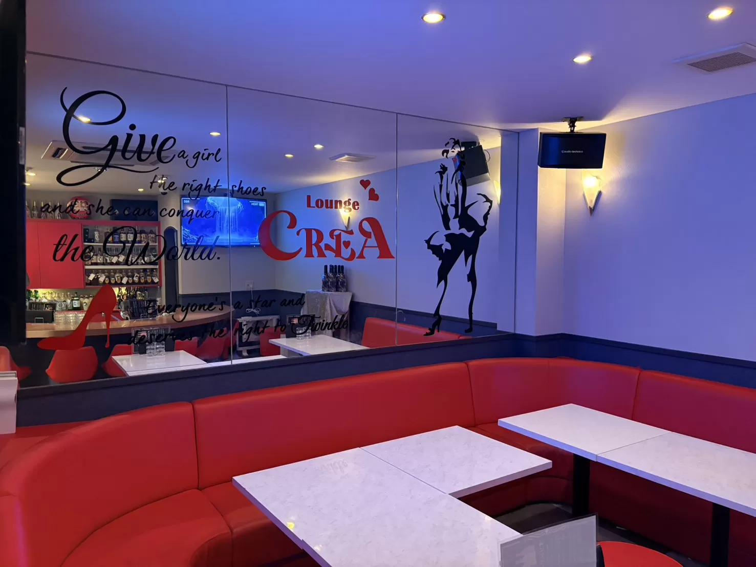 LoungeCREAの店内写真