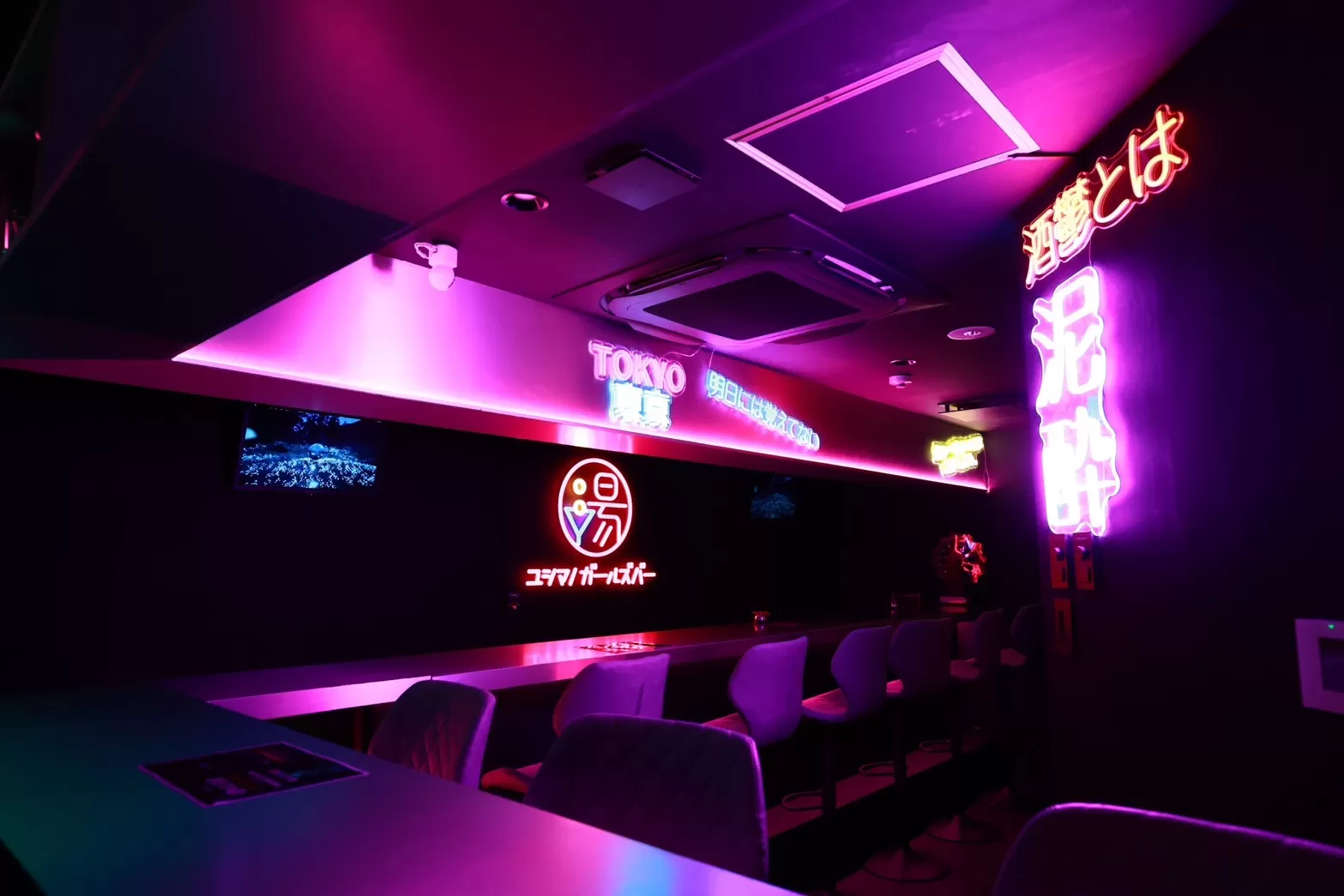 ユシマノガールズバーの店内写真