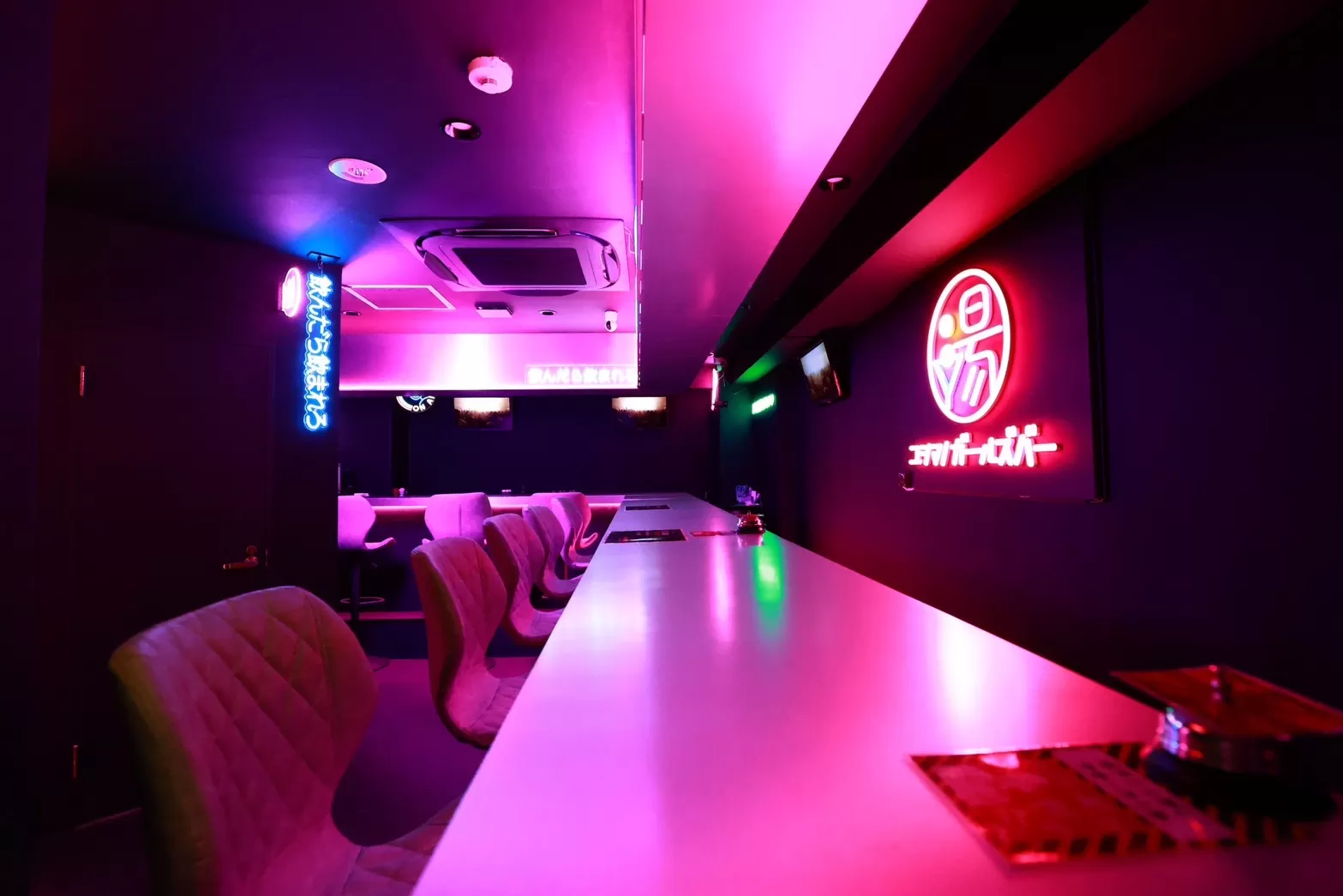 ユシマノガールズバーの店内写真