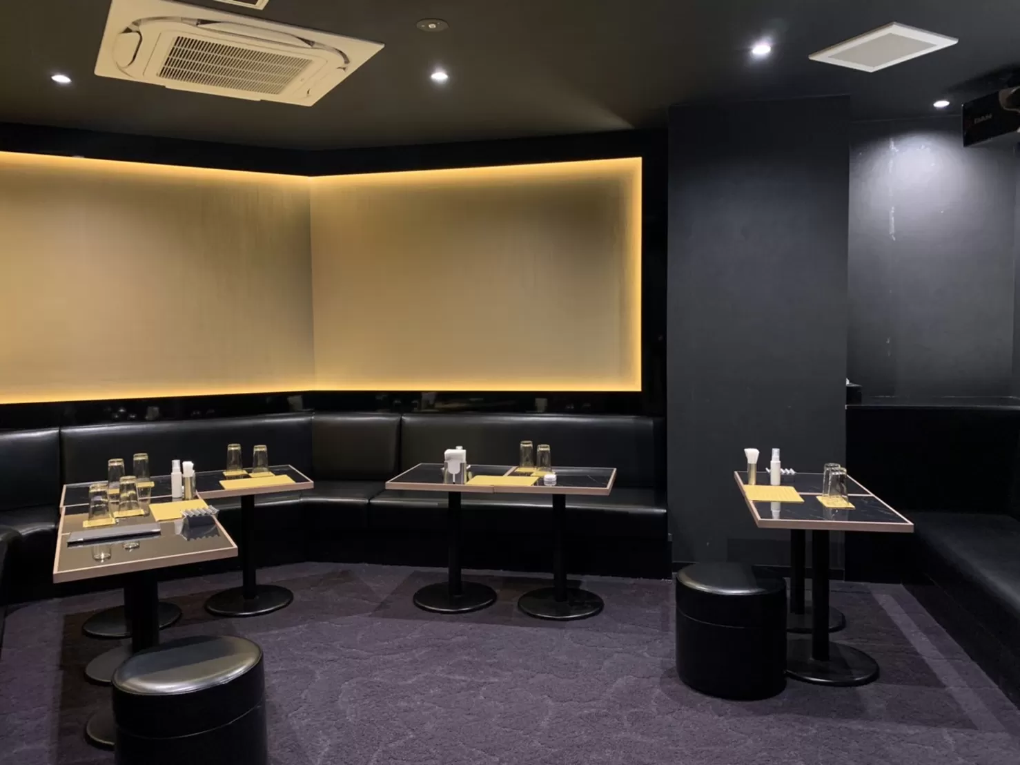 Girls Bar KARAの店内写真