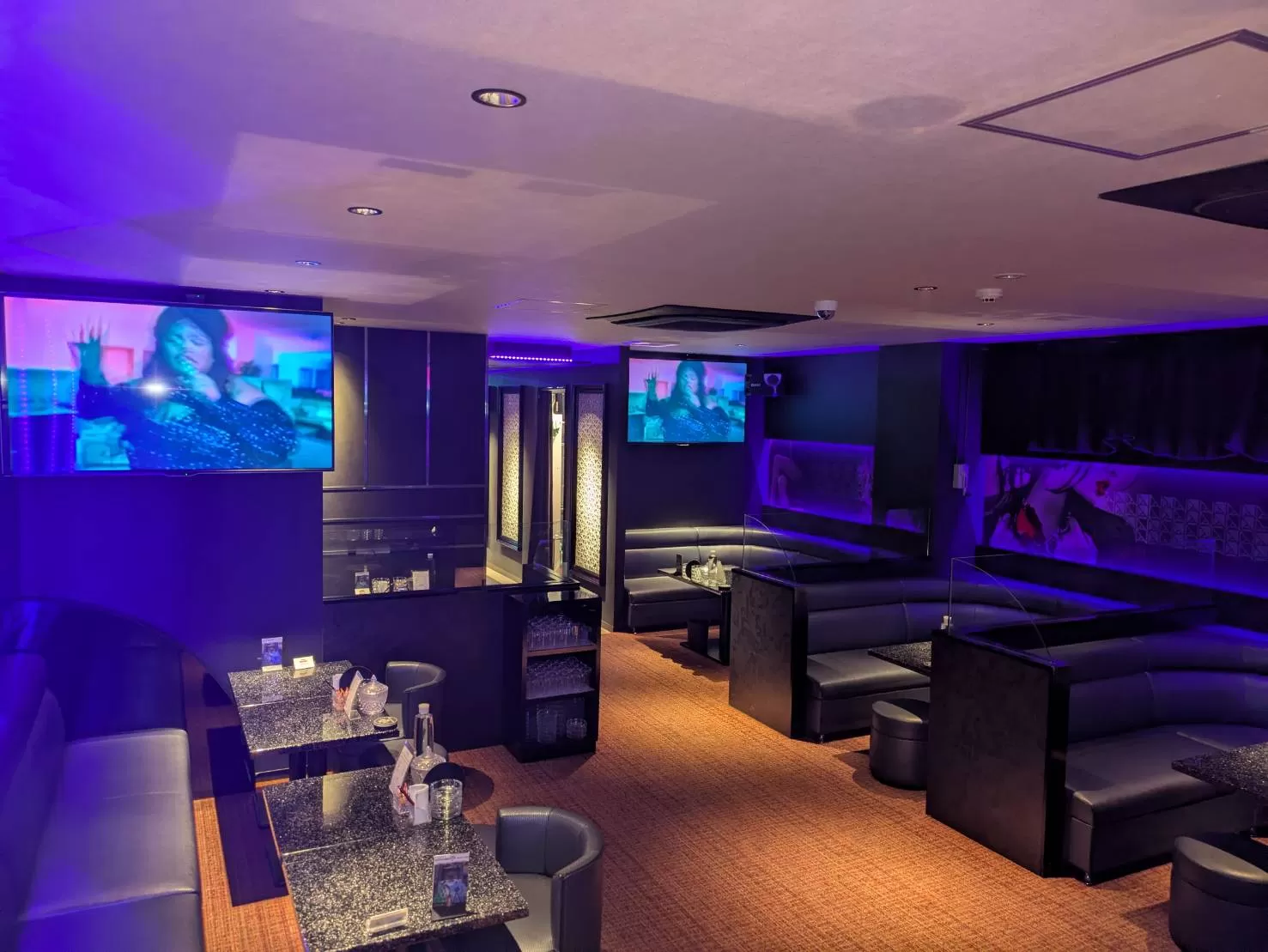 NEW LOUNGE NANAの店内写真