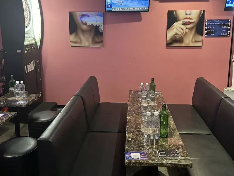 Lounge REBORNの店内写真