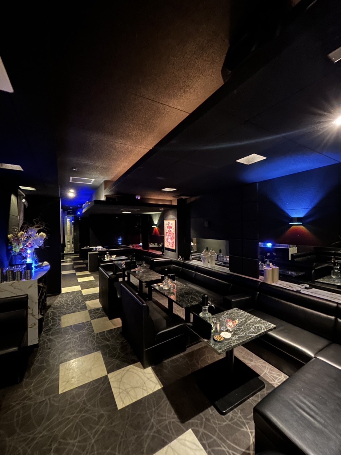 『CLUB BELL（ベル）』は
シックな店内が印象的なお店。

瓦町駅から歩いて約5分のところにあるため、
通勤が楽にできるのが特徴です◎
そんな当店は、
嬉しい特典が盛りだくさん♪

まず、ネイルサロンなどの系列のお店を、
割引きで利用できちゃいます！
何かとお金がかかる中で、この特典は特に
魅力的ではないでしょうか？
また、ヘアメイクをご用意。
自分一人でどんな髪型にしようか、
悩まなくていいのが嬉しいですね！
「不器用でうまくセットできない」
という方も、安心ですよ◎

お仕事に関しては週1回、3時間からで大丈夫☆
翌日朝が早いという時は
終電での上がりができるから、
ダブルワークの方にもピッタリ♪
安心して働けますね。
もちろん、未経験の方でもOK！
分からないことは優しく教えますので、
きっとすぐに慣れると思います。
ノルマもないから無理なく働けますよ♪
気になった方は、
ぜひ体験入店をしてみませんか？
きっと、当店のいい所がたくさん見つかると思います！
あなたからのご応募を
お待ちしています☆