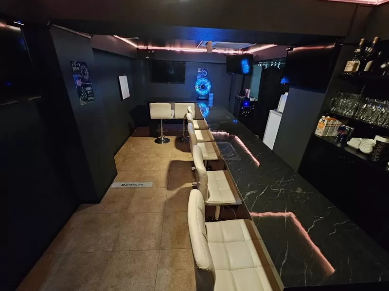 Bar cheersの店内写真