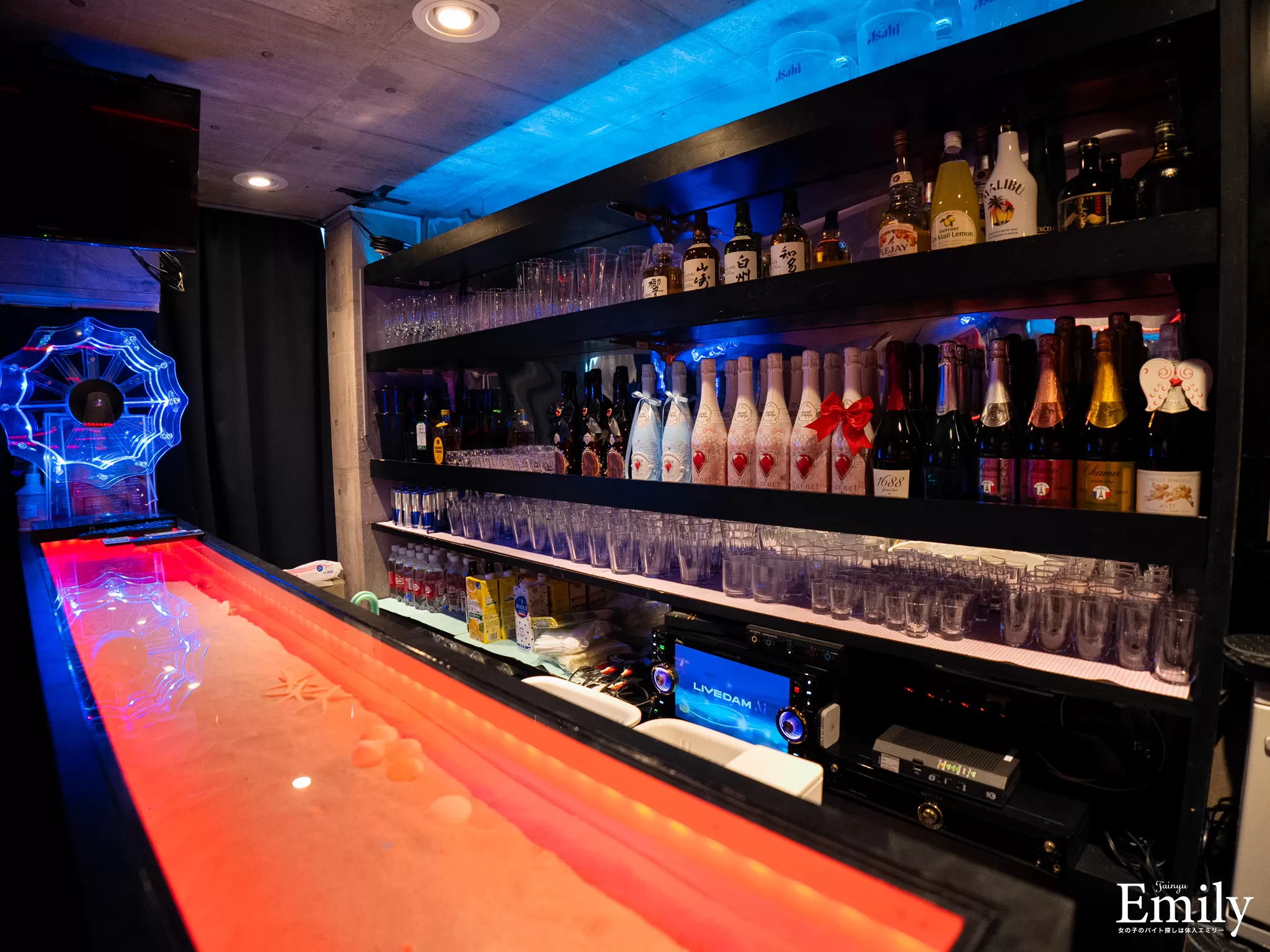 バーKIRAMEKIの店内写真