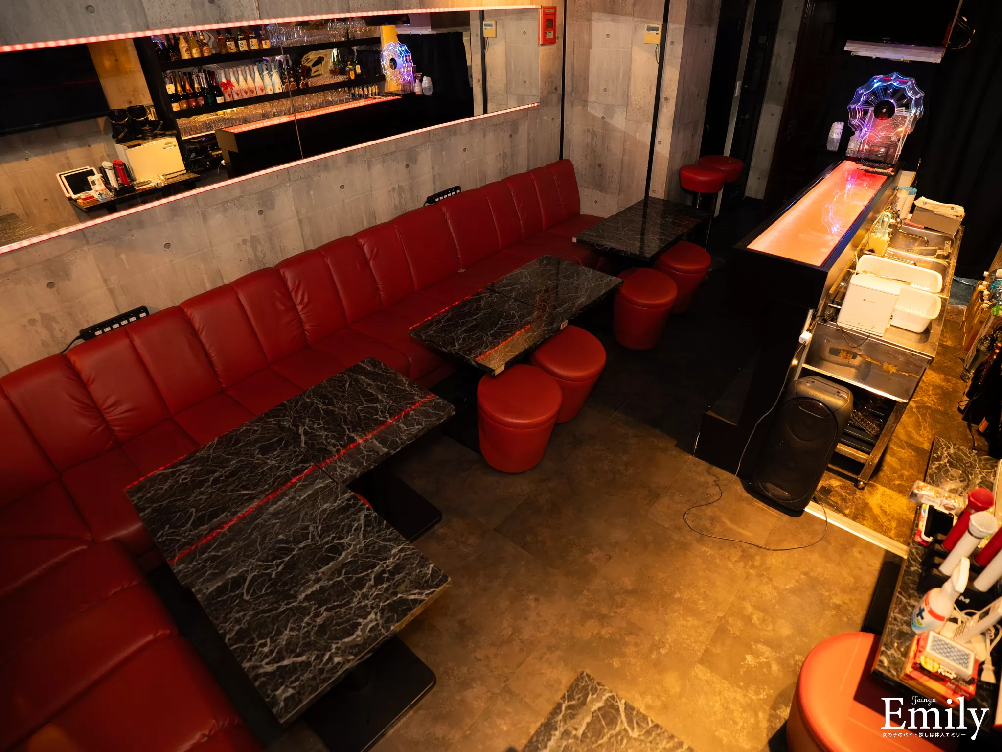 バーKIRAMEKIの店内写真