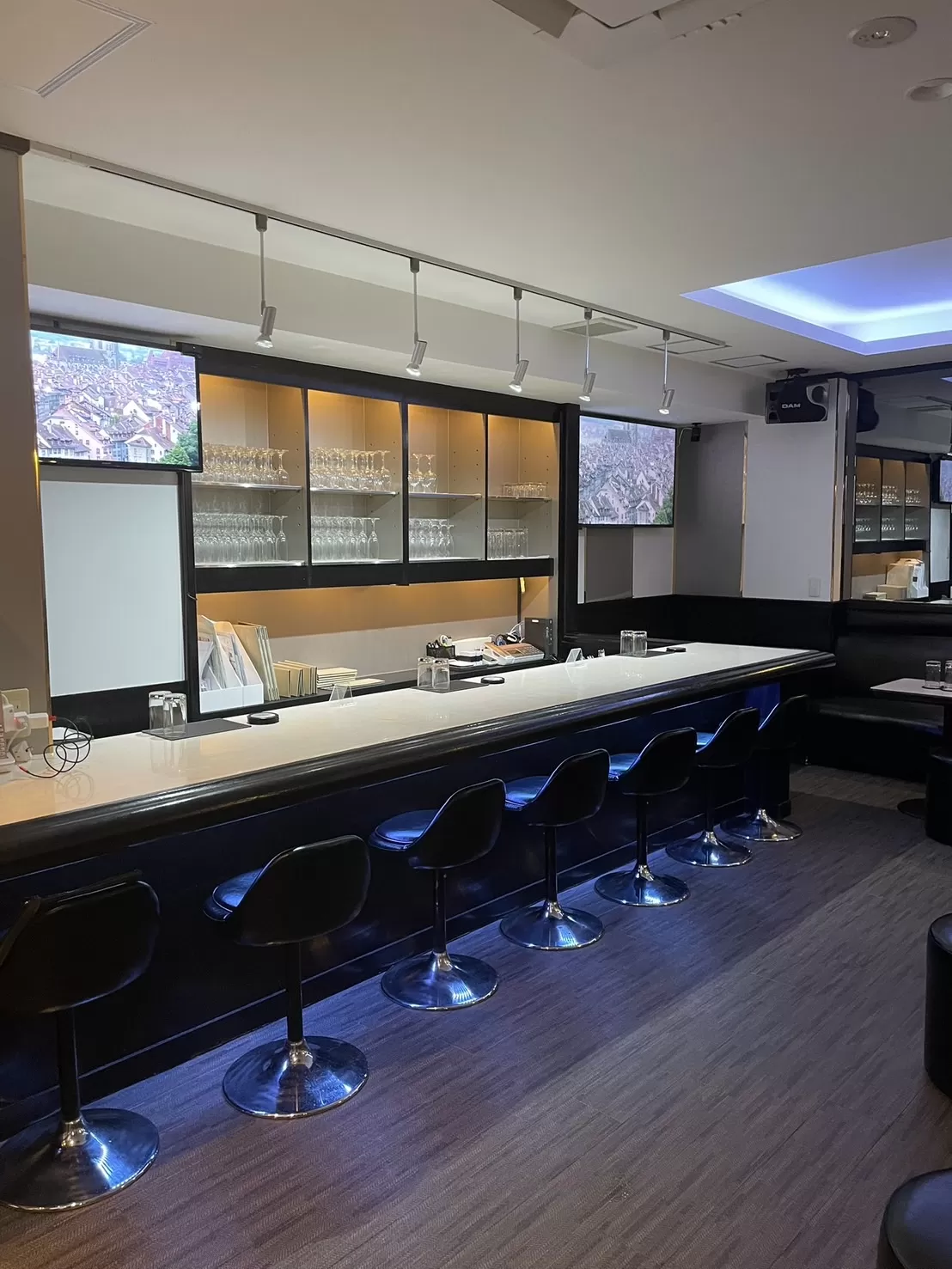 UENOCLUB MUSTACHEの店内写真