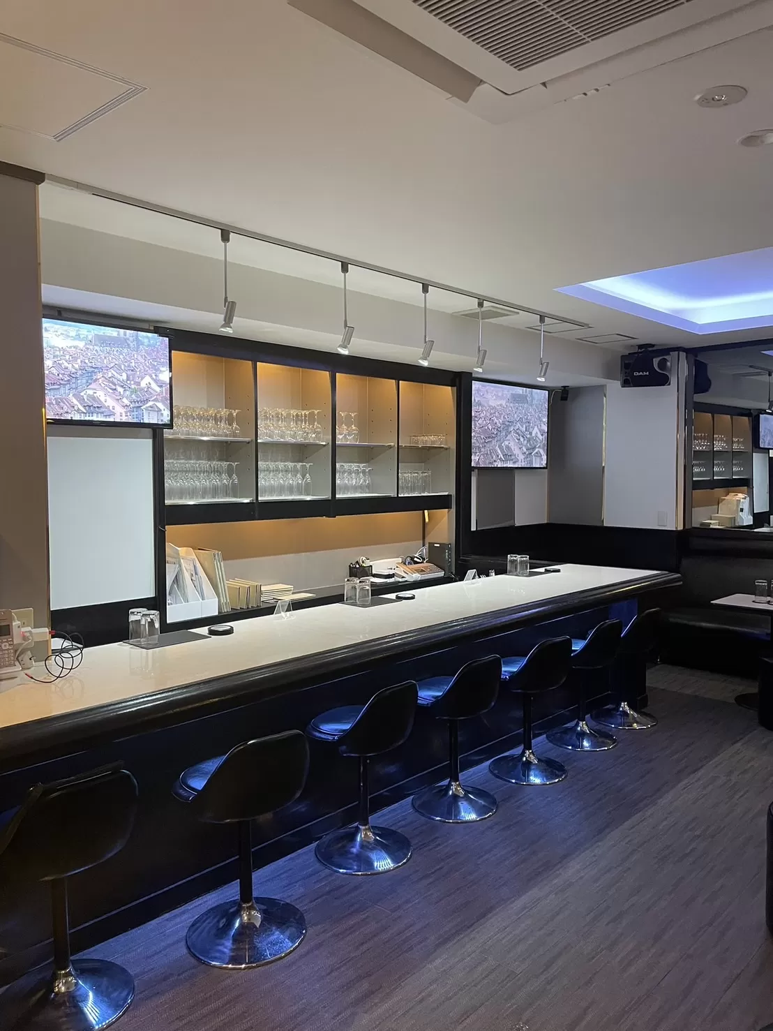 UENOCLUB MUSTACHEの店内写真