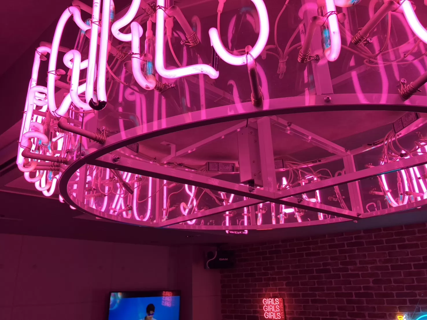 Girls Public Bar EMOの店内写真