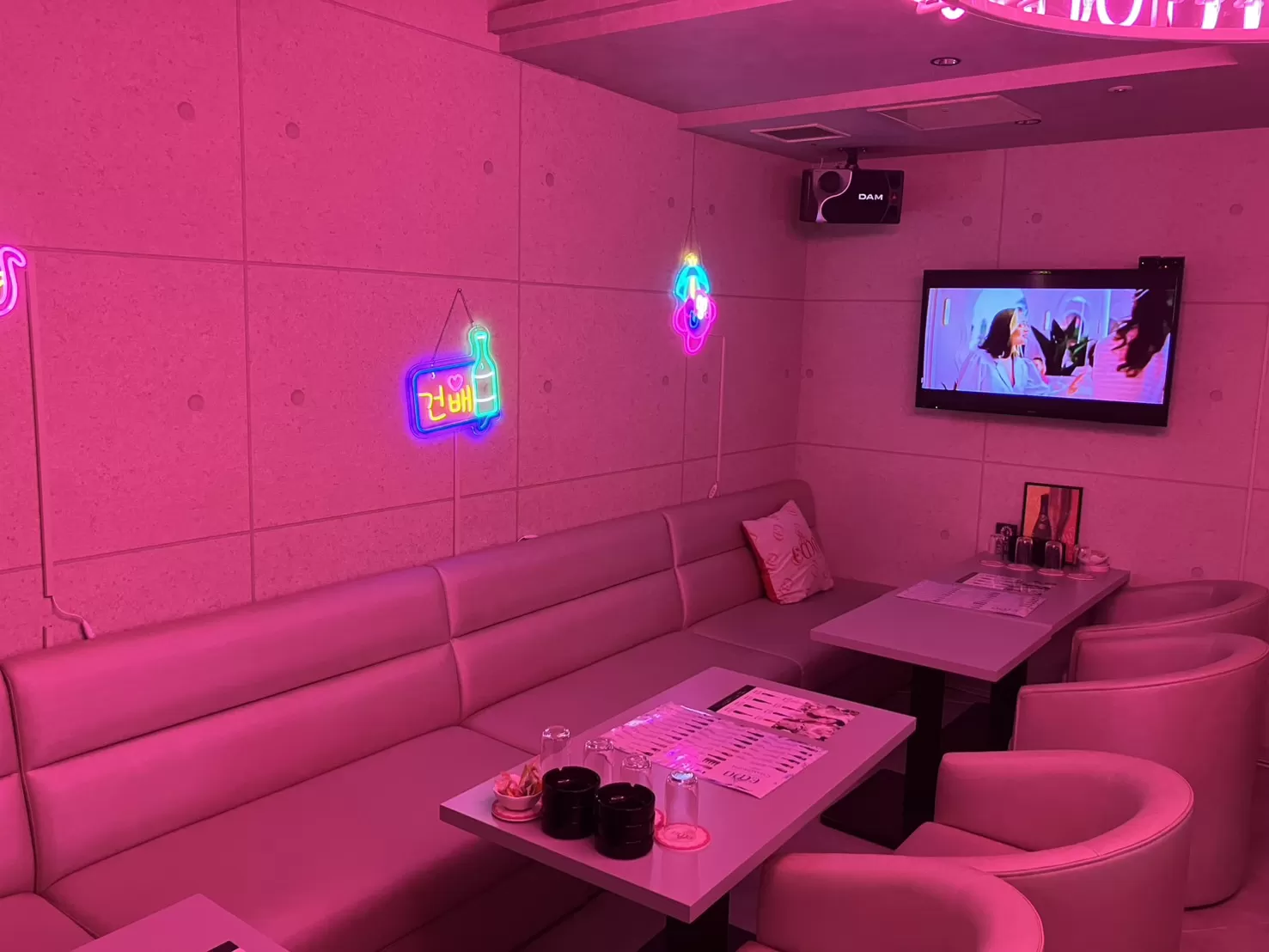 Girls Public Bar EMOの店内写真